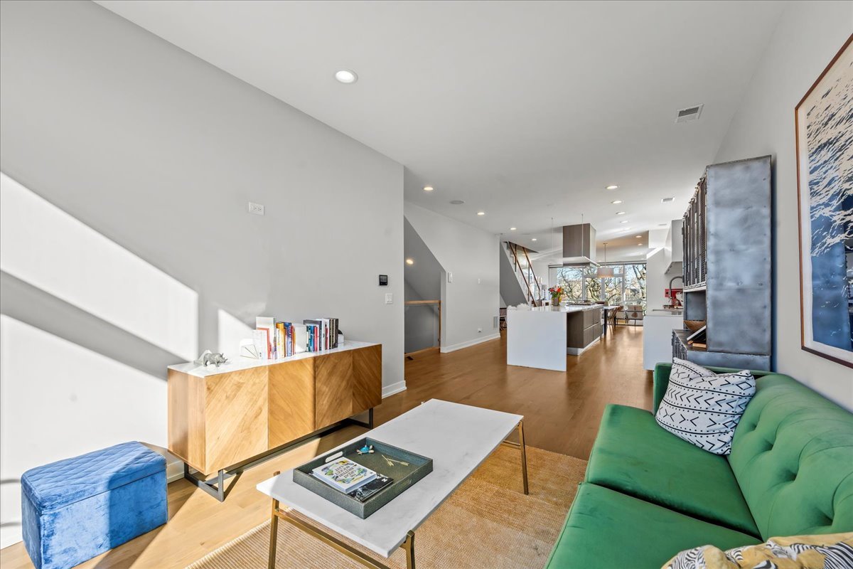 2910 N Sheffield Avenue Unit: 301