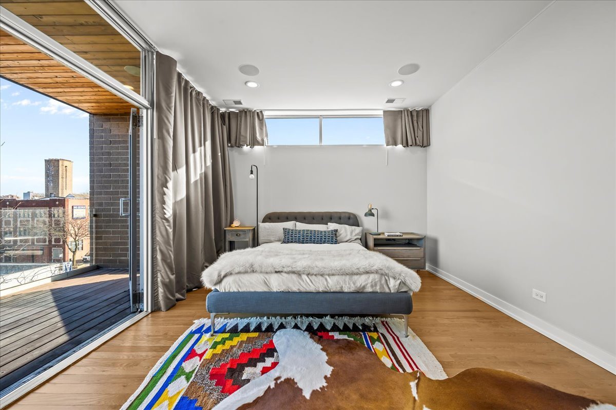 2910 N Sheffield Avenue Unit: 301
