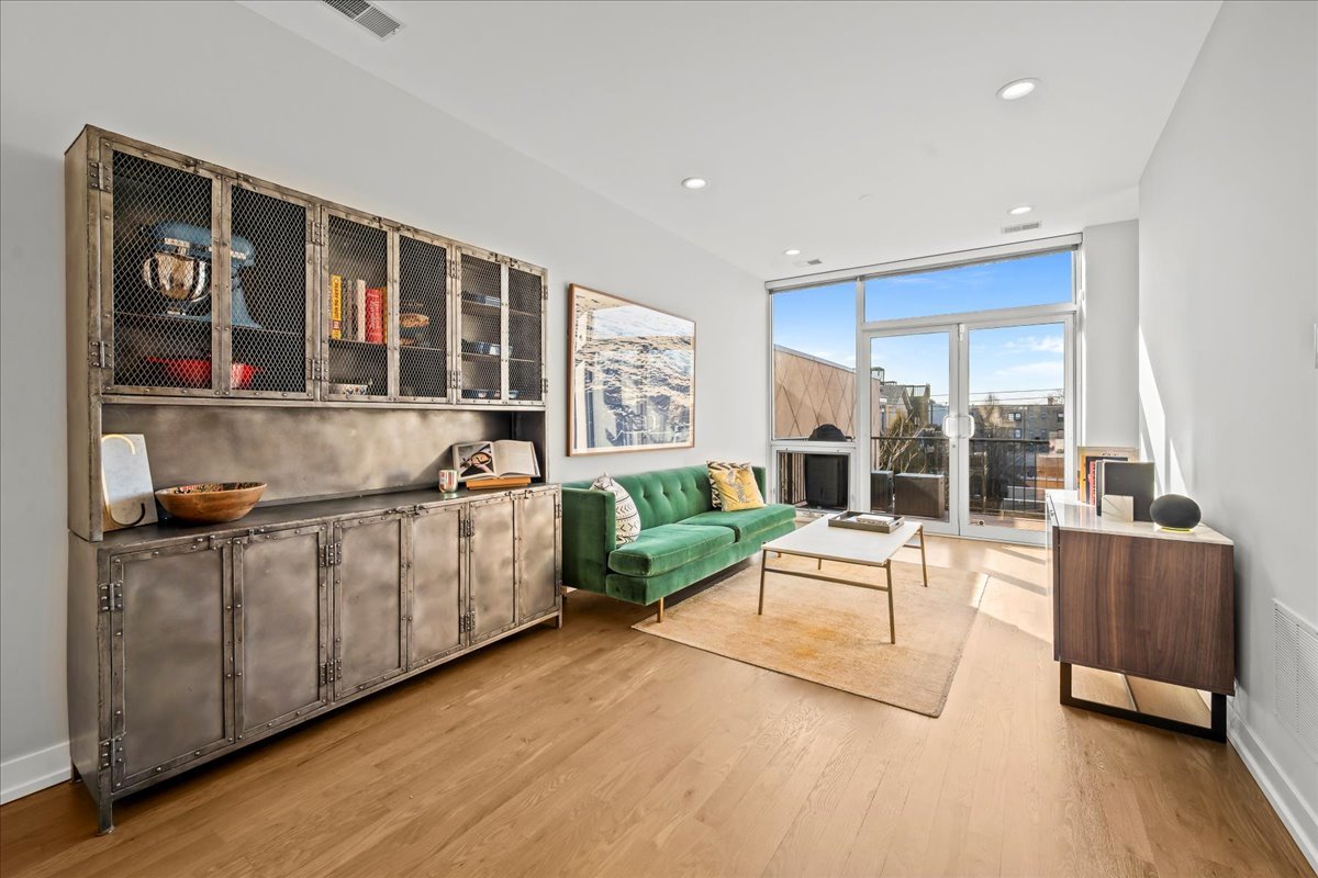 2910 N Sheffield Avenue Unit: 301