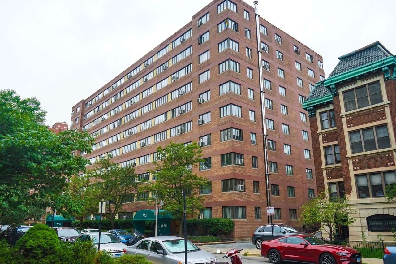 700 W Bittersweet Place Unit: 609