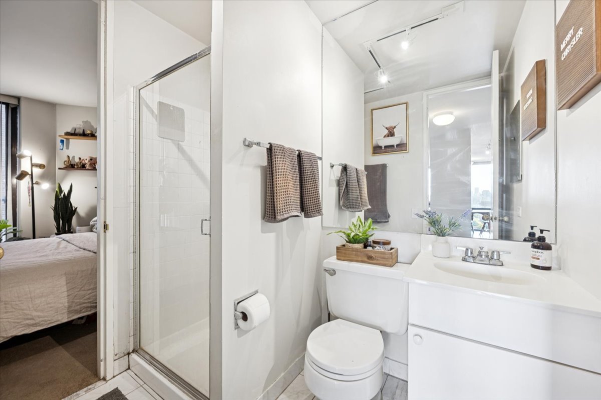 345 W Fullerton Parkway Unit: 1806