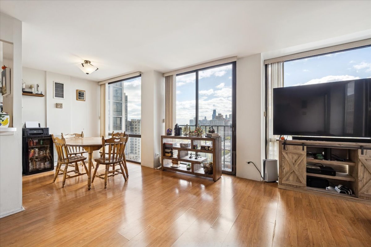 345 W Fullerton Parkway Unit: 1806