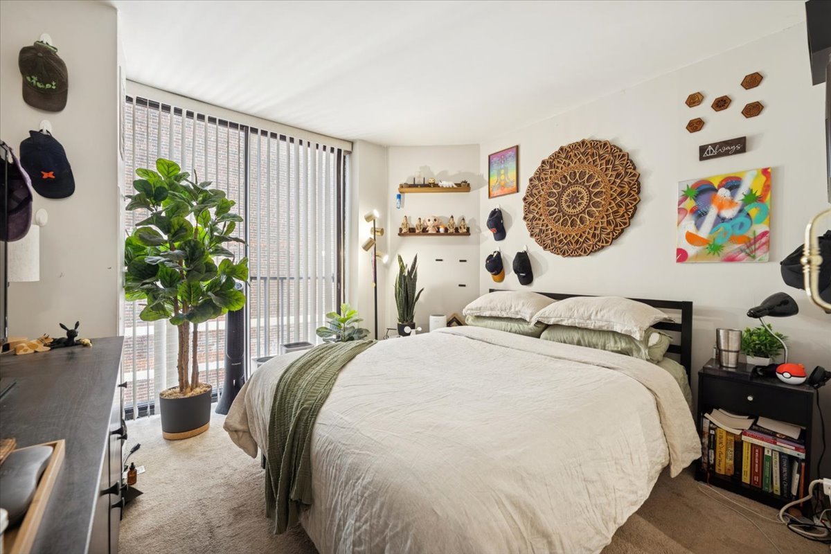 345 W Fullerton Parkway Unit: 1806