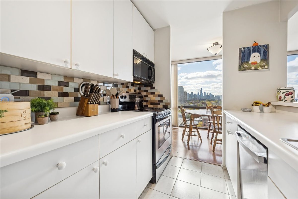 345 W Fullerton Parkway Unit: 1806