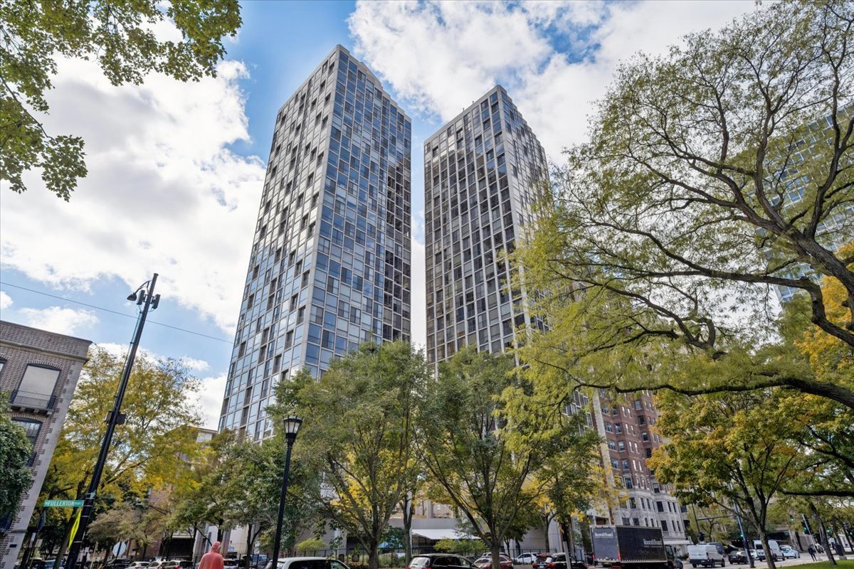 345 W Fullerton Parkway Unit: 1806