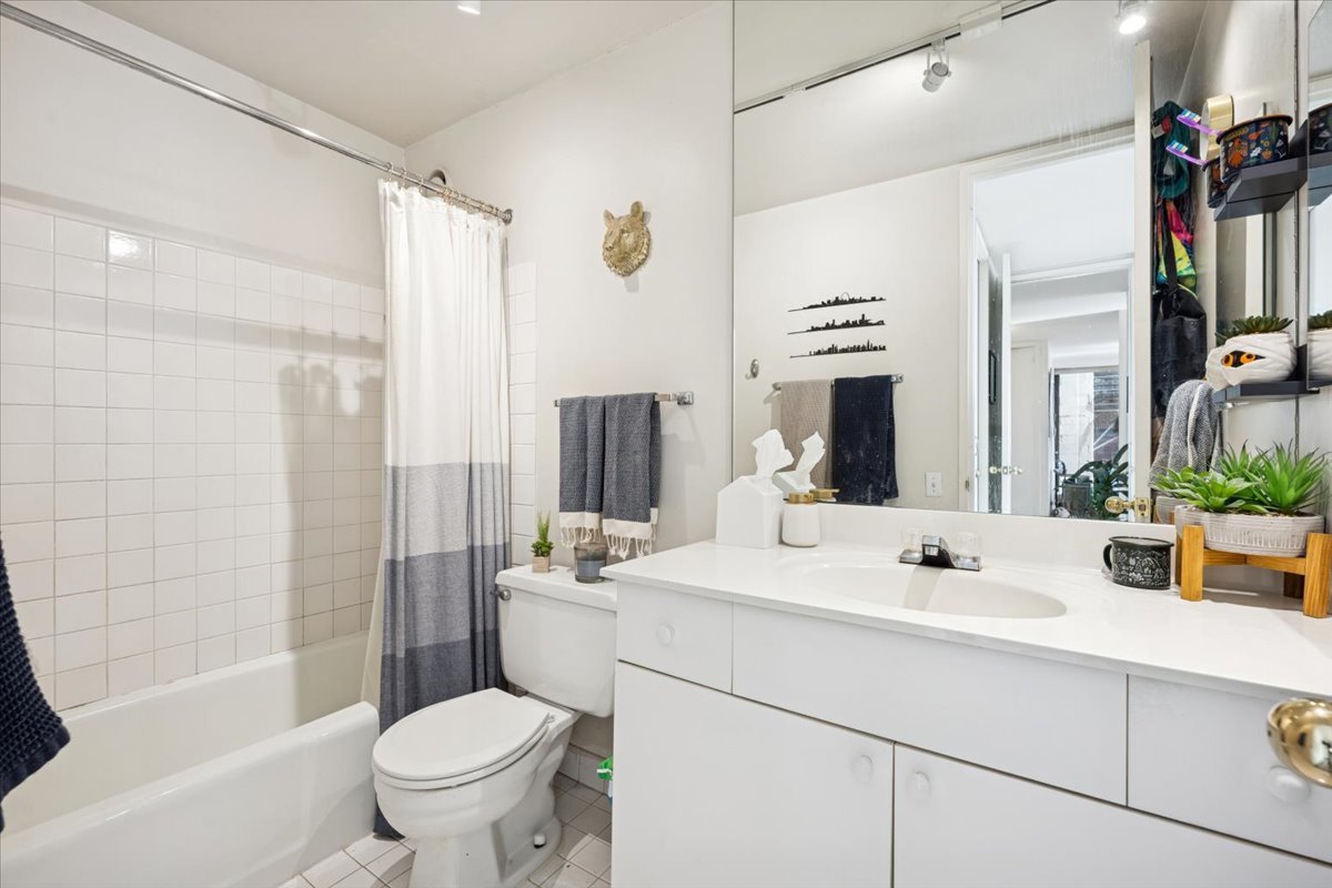 345 W Fullerton Parkway Unit: 1806
