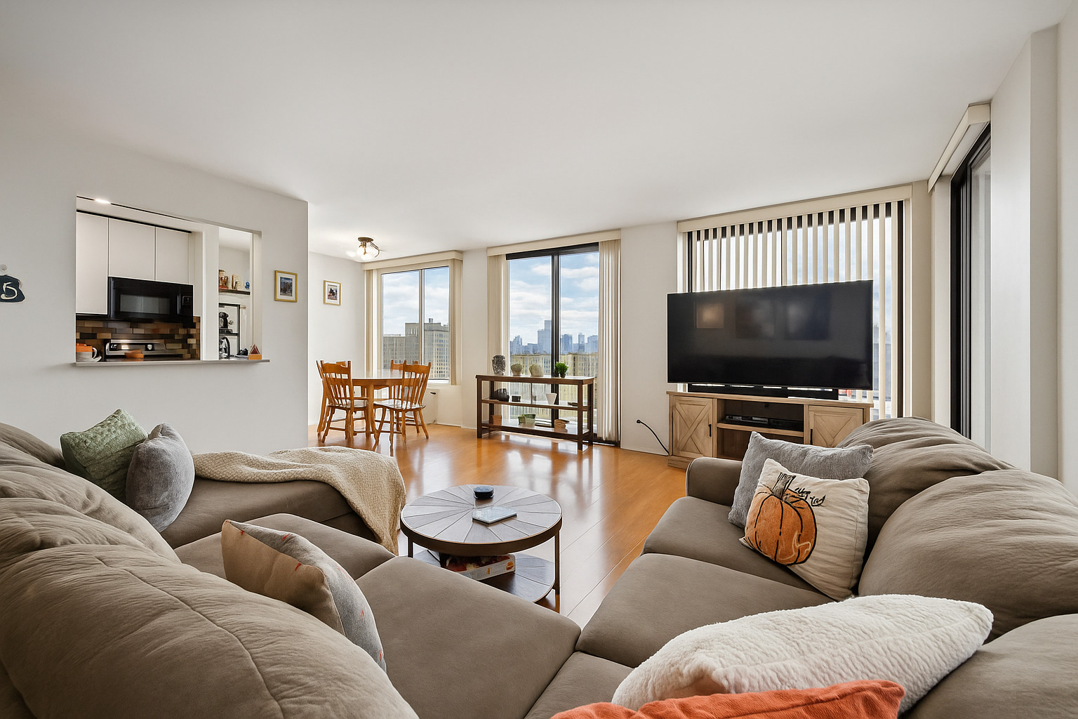 345 W Fullerton Parkway Unit: 1806