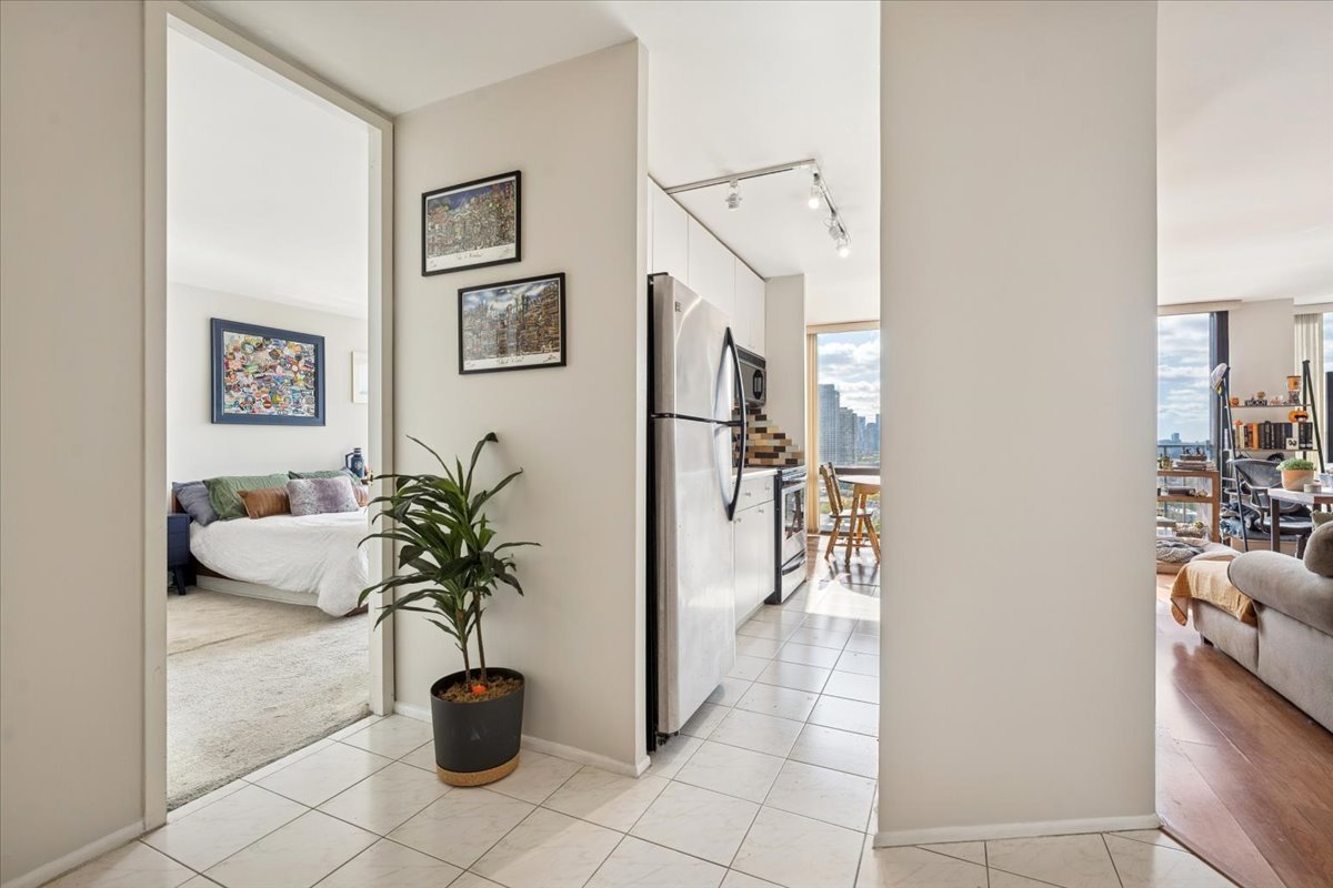 345 W Fullerton Parkway Unit: 1806