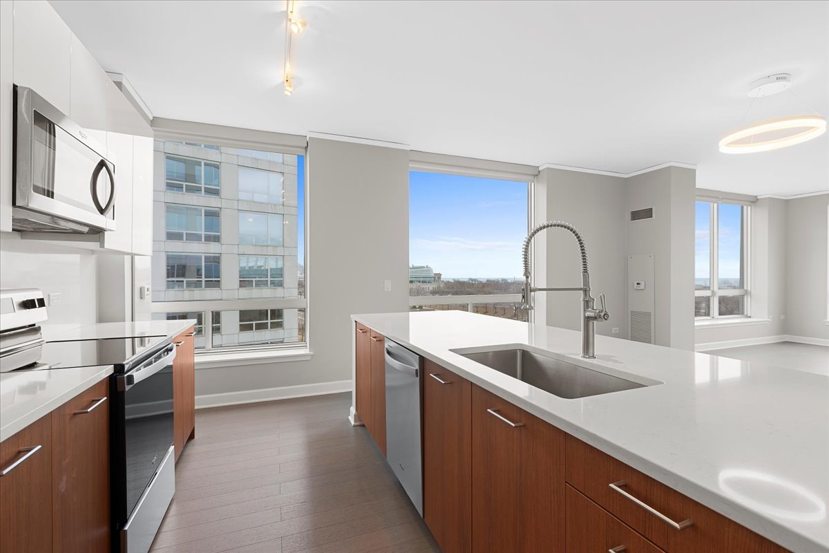 1901 S Calumet Avenue Unit: 807