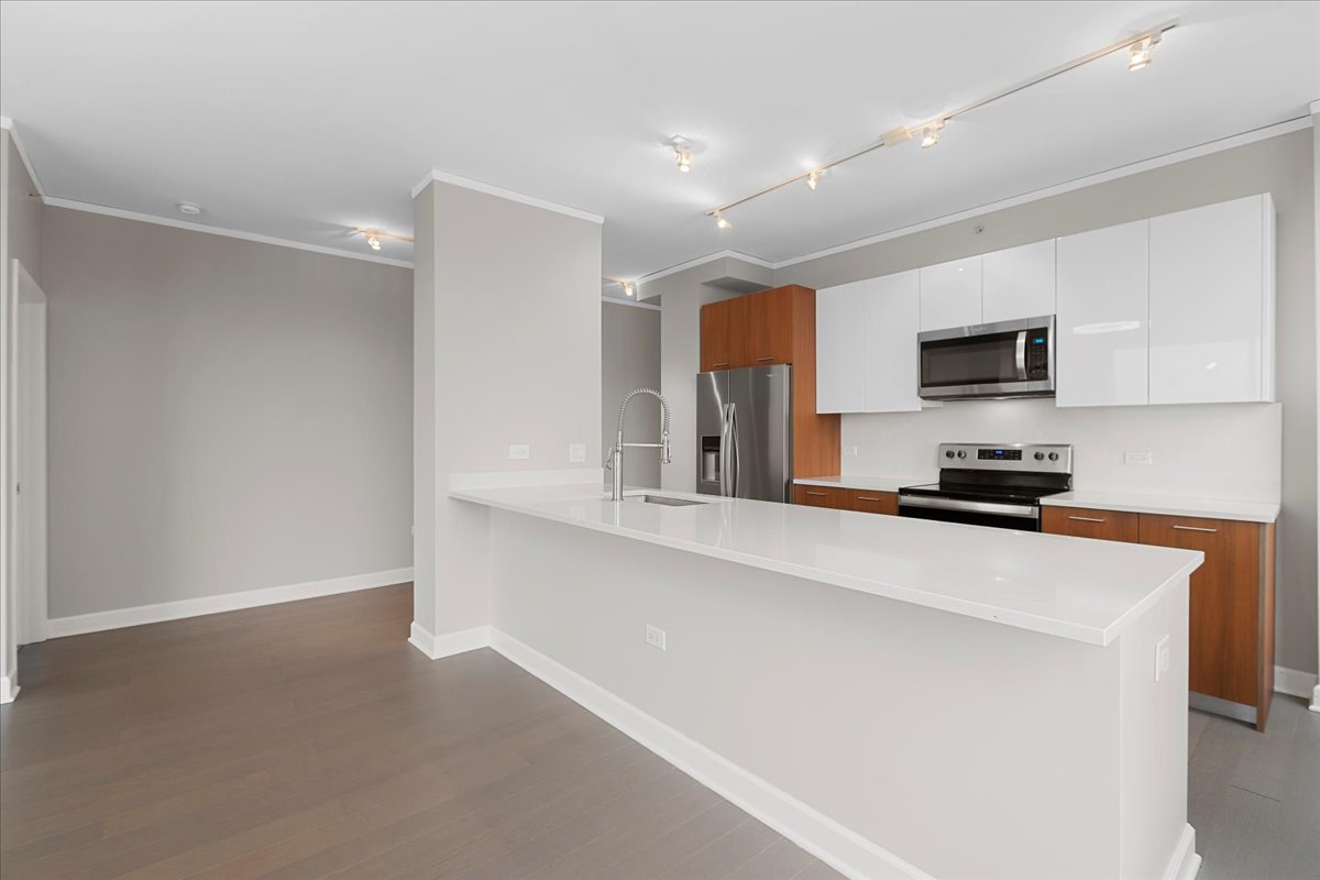 1901 S Calumet Avenue Unit: 807