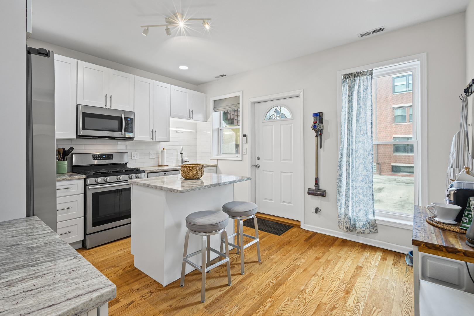 4510 S Greenwood Avenue Unit: 2