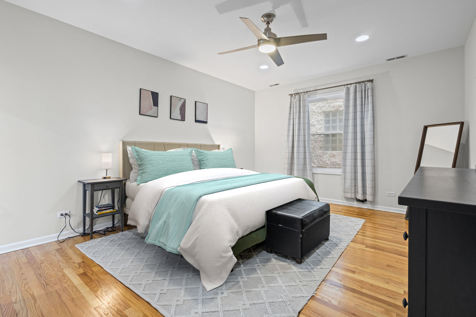 4510 S Greenwood Avenue Unit: 2