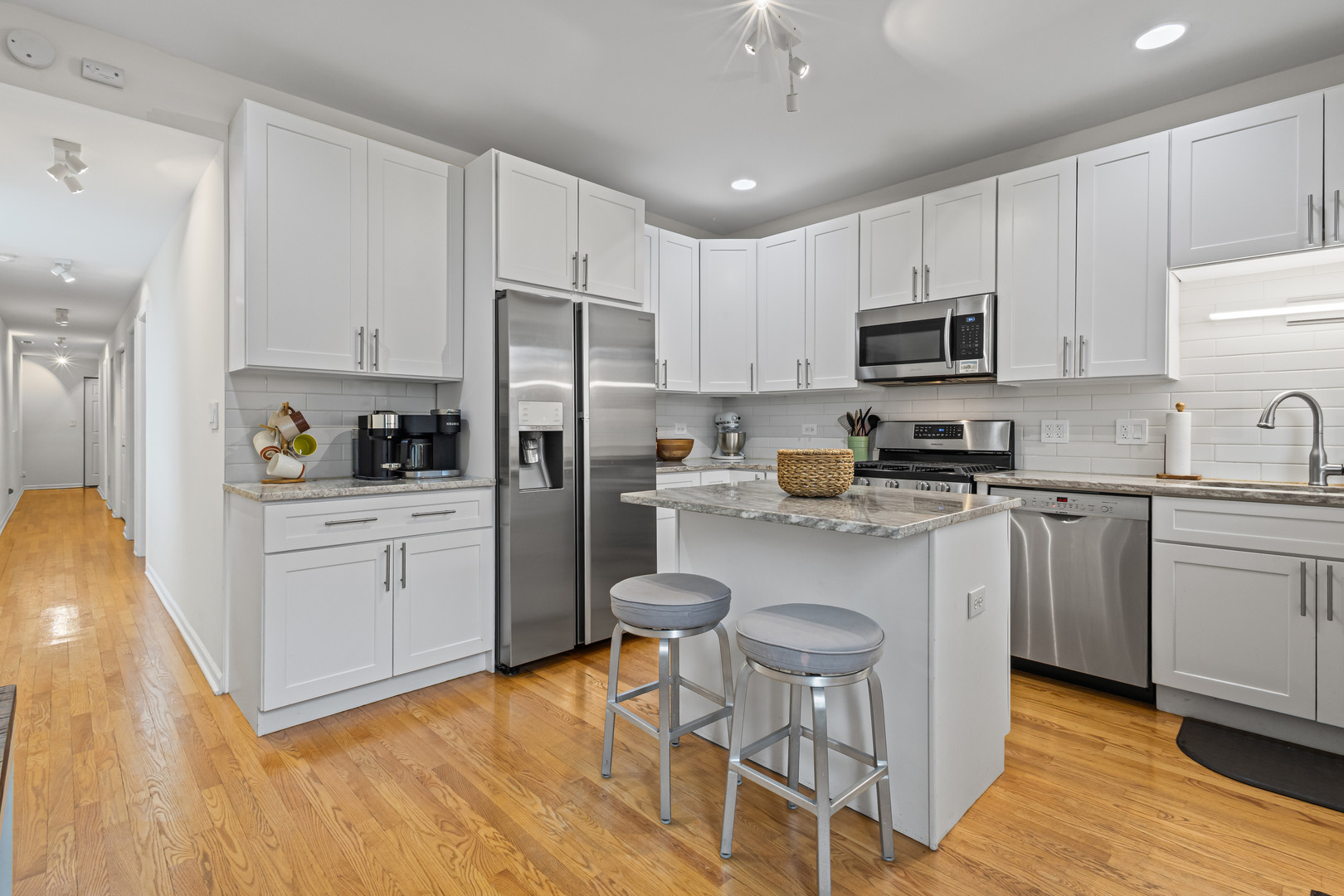 4510 S Greenwood Avenue Unit: 2