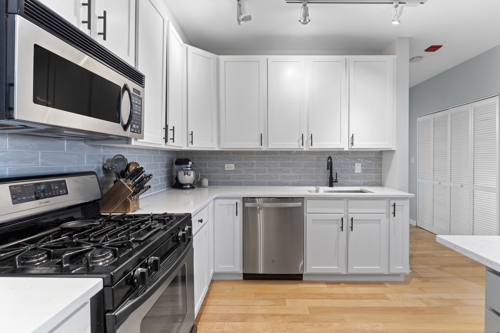1212 N Wells Street Unit: 1505