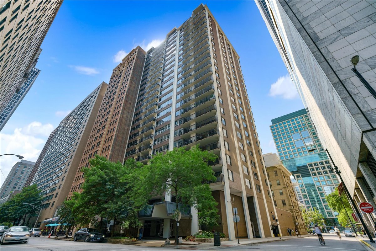 201 E Chestnut Street Unit: 19E