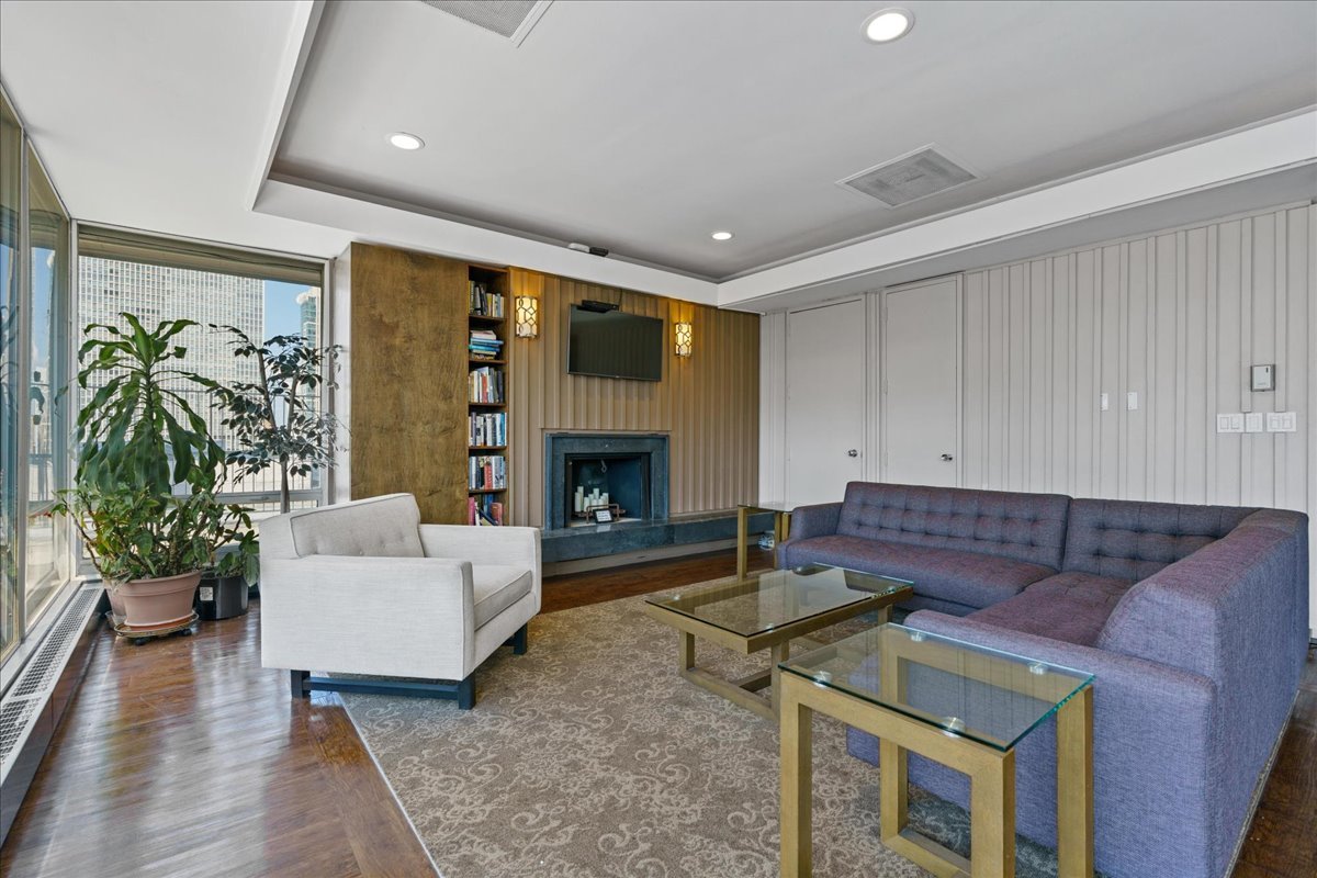 201 E Chestnut Street Unit: 19E