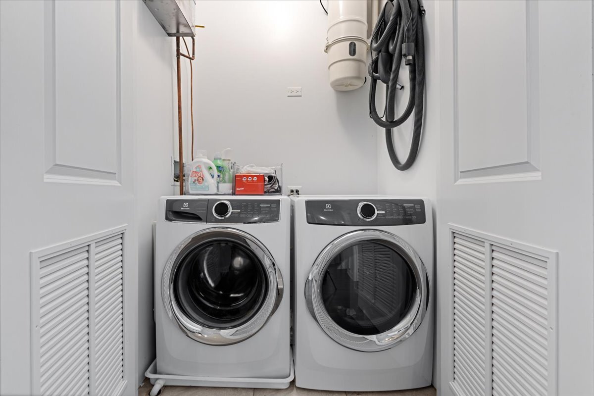 1108 N ASHLAND Avenue Unit: 3