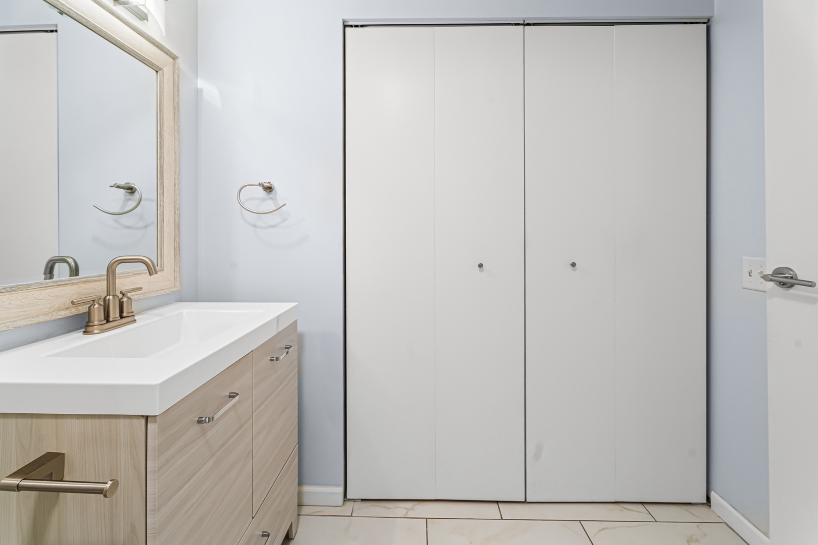 5320 N Sheridan Road Unit: 2410