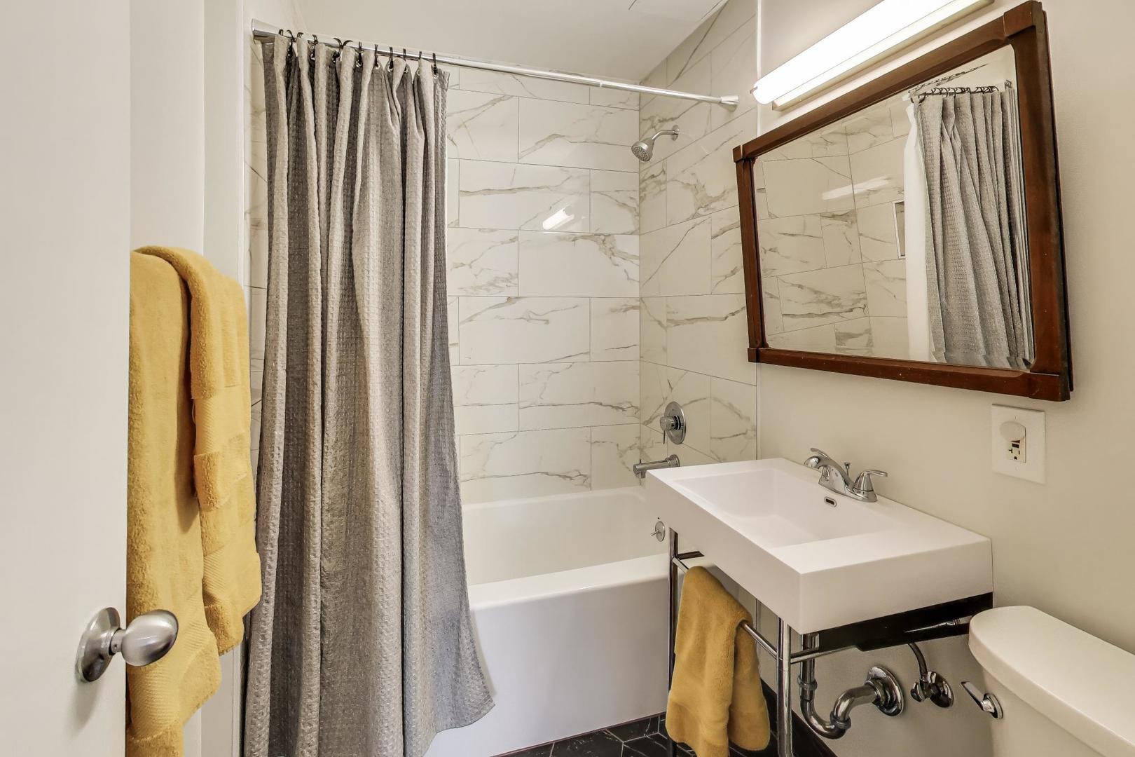 1329 W Chicago Avenue Unit: 2R