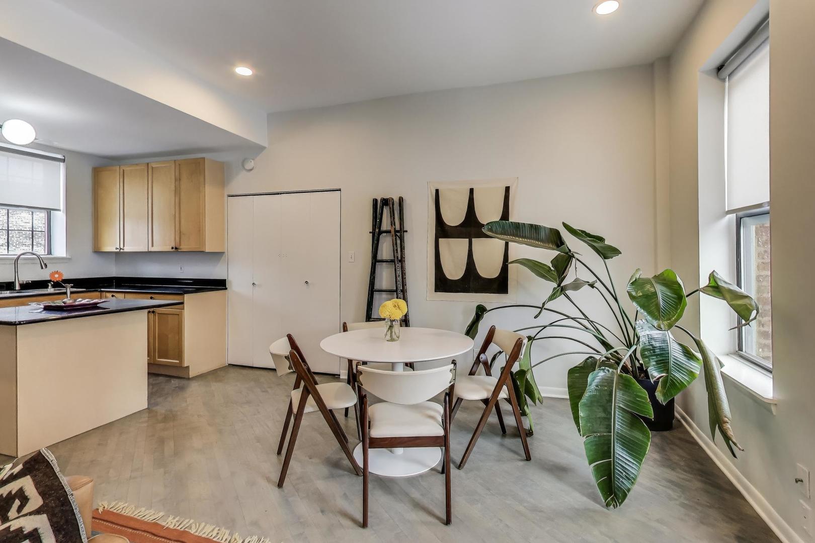 1329 W Chicago Avenue Unit: 2R