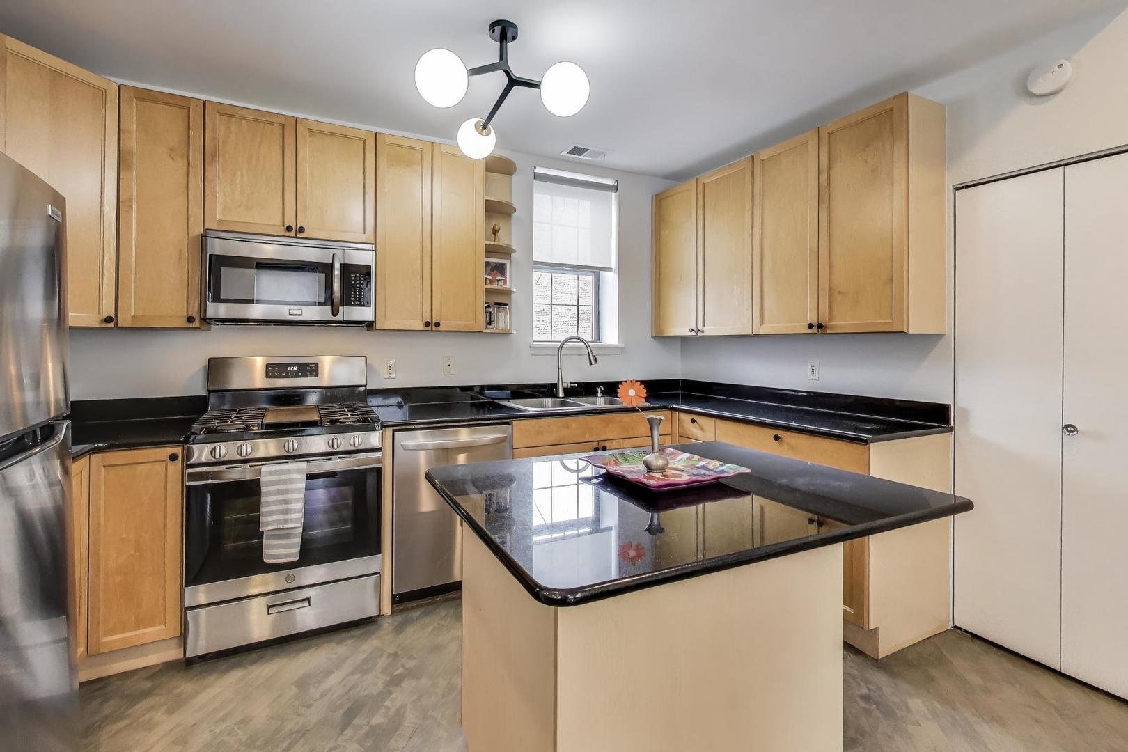 1329 W Chicago Avenue Unit: 2R