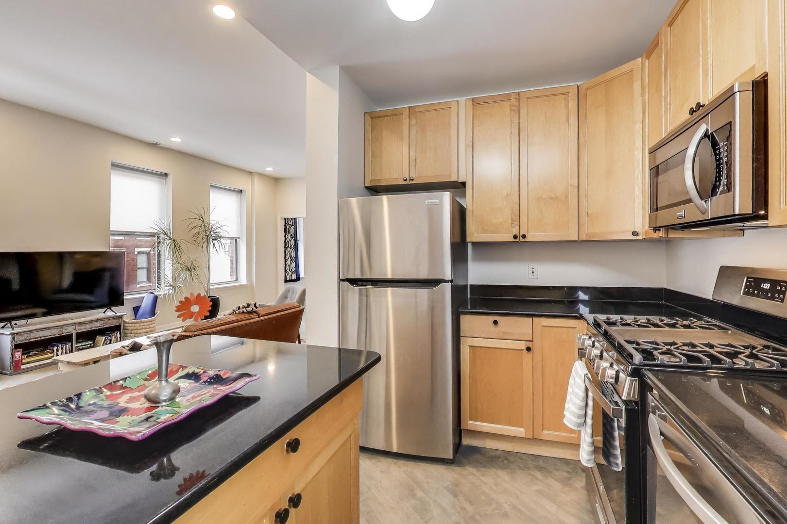 1329 W Chicago Avenue Unit: 2R