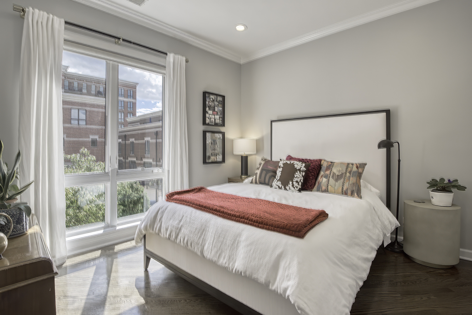 339 W SCOTT Street