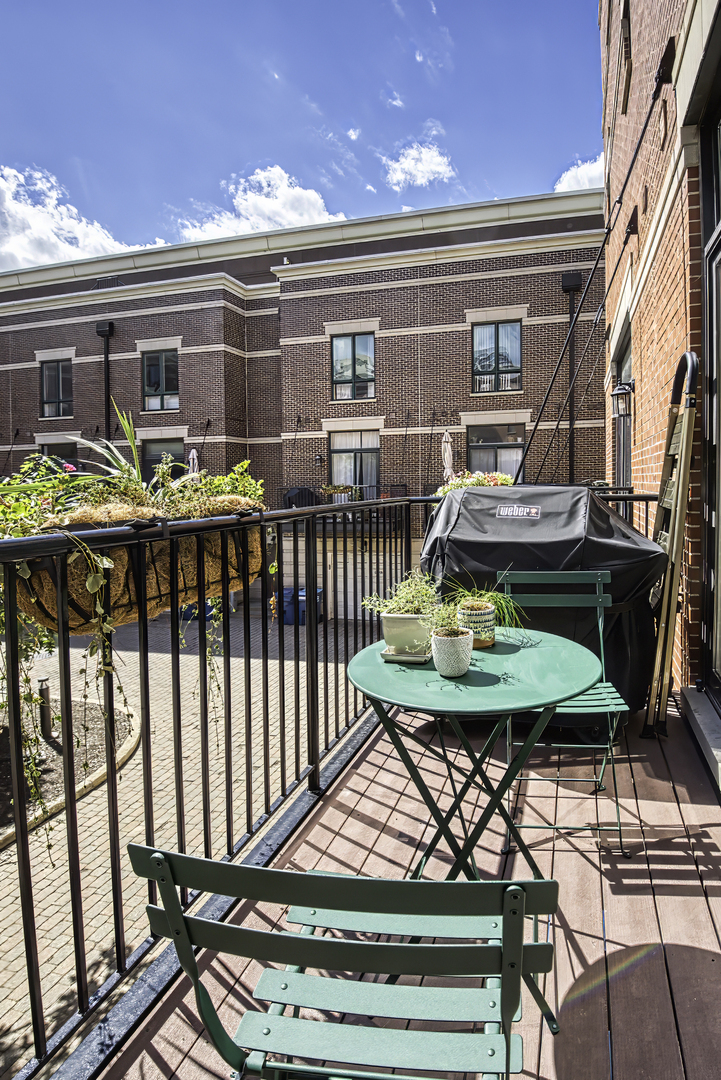 339 W SCOTT Street