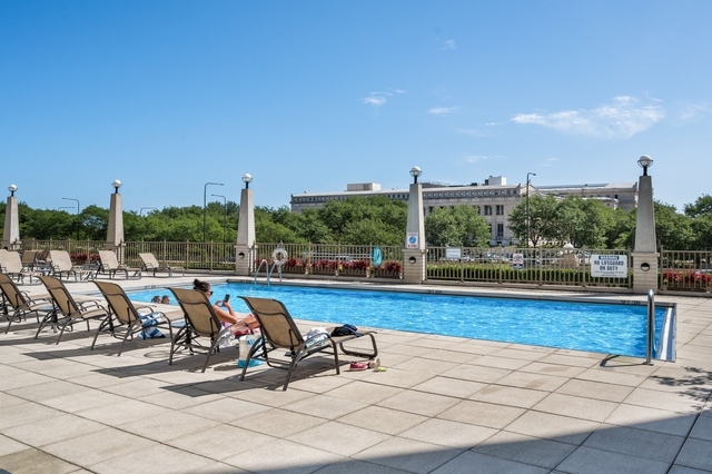 1335 S Prairie Avenue Unit: 809
