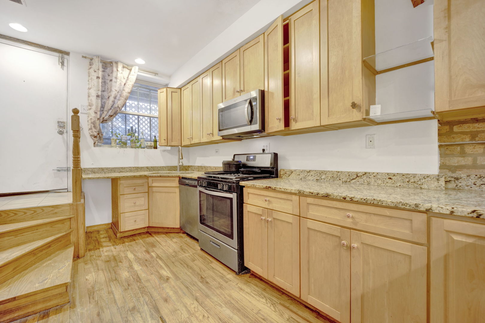 2737 W LeMoyne Street Unit: B