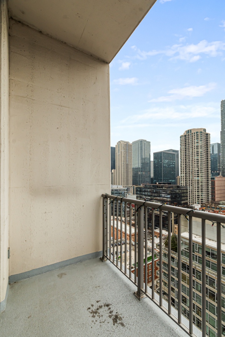 200 W GRAND Avenue Unit: 2103