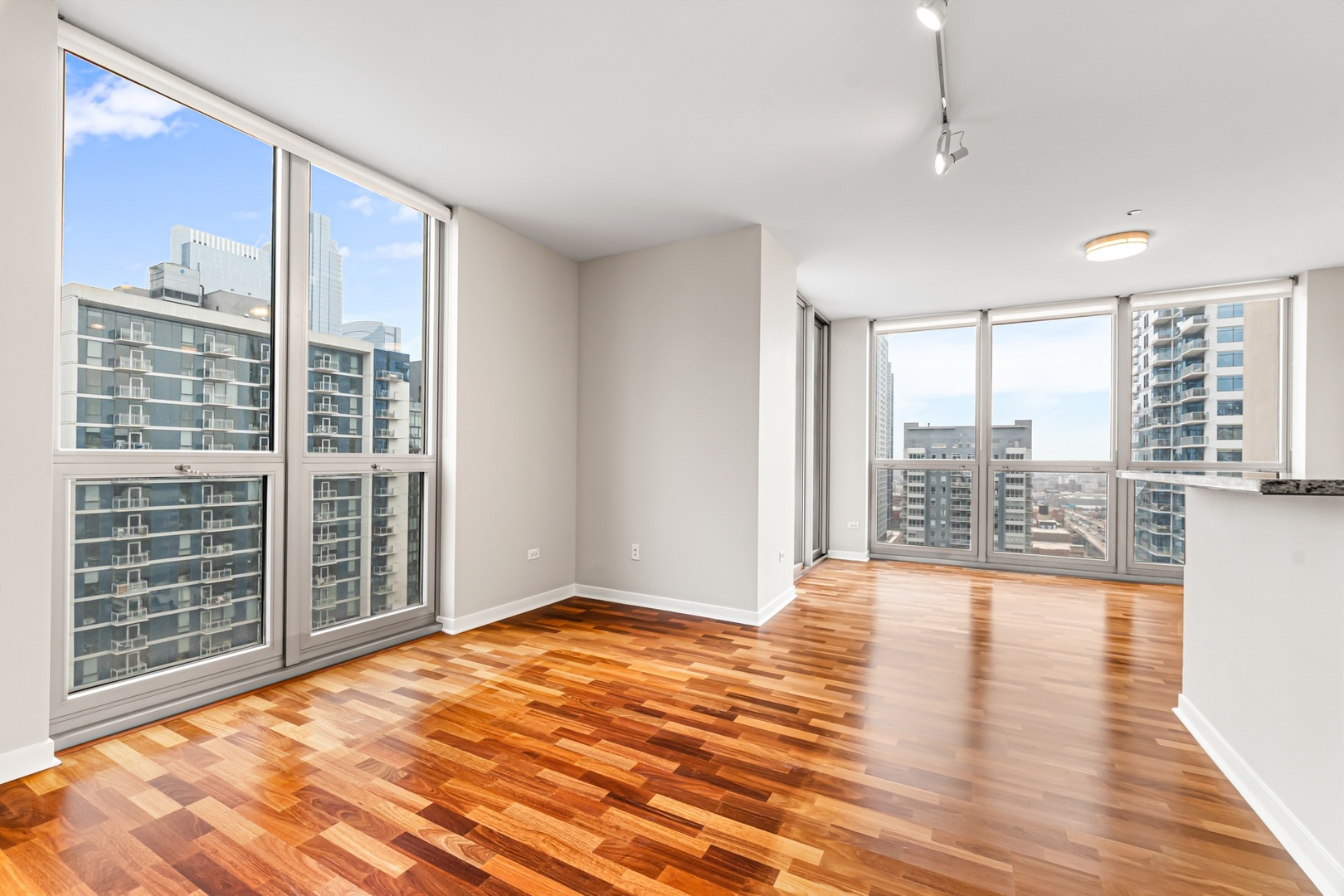 200 W GRAND Avenue Unit: 2103