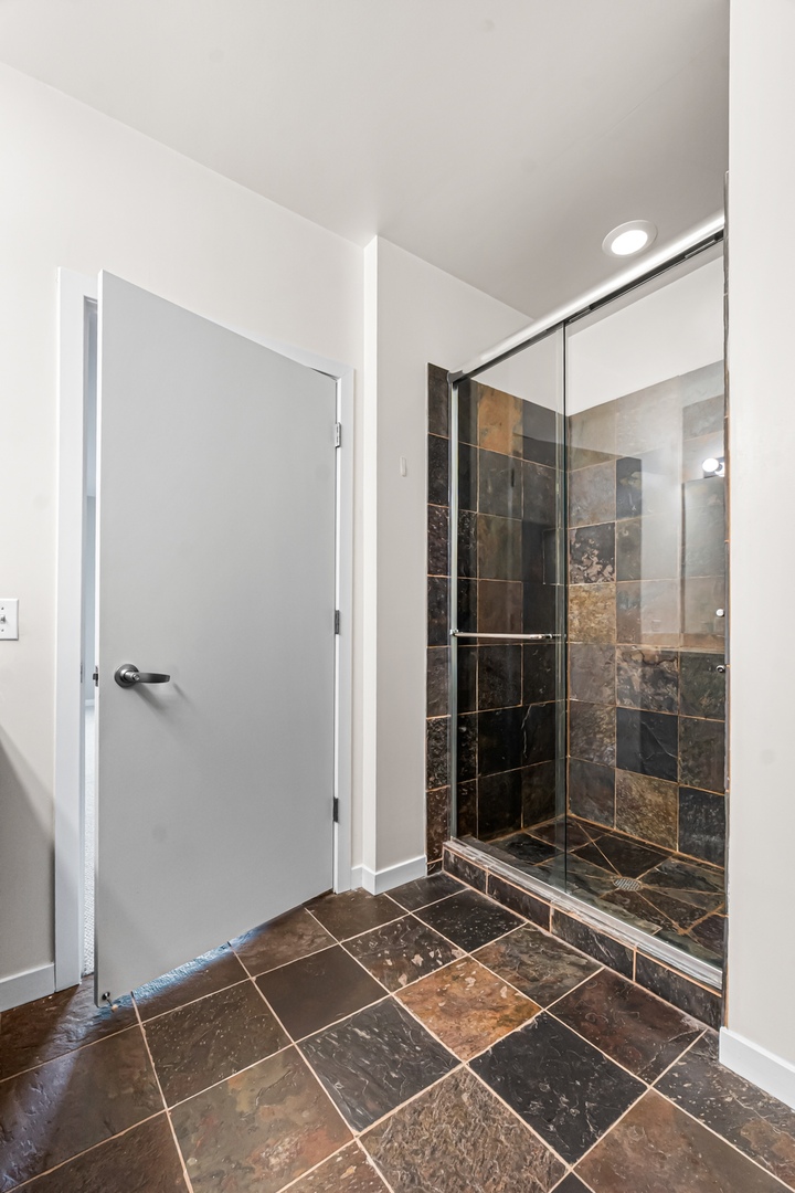 200 W GRAND Avenue Unit: 2103