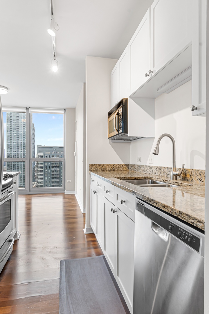 200 W GRAND Avenue Unit: 2103