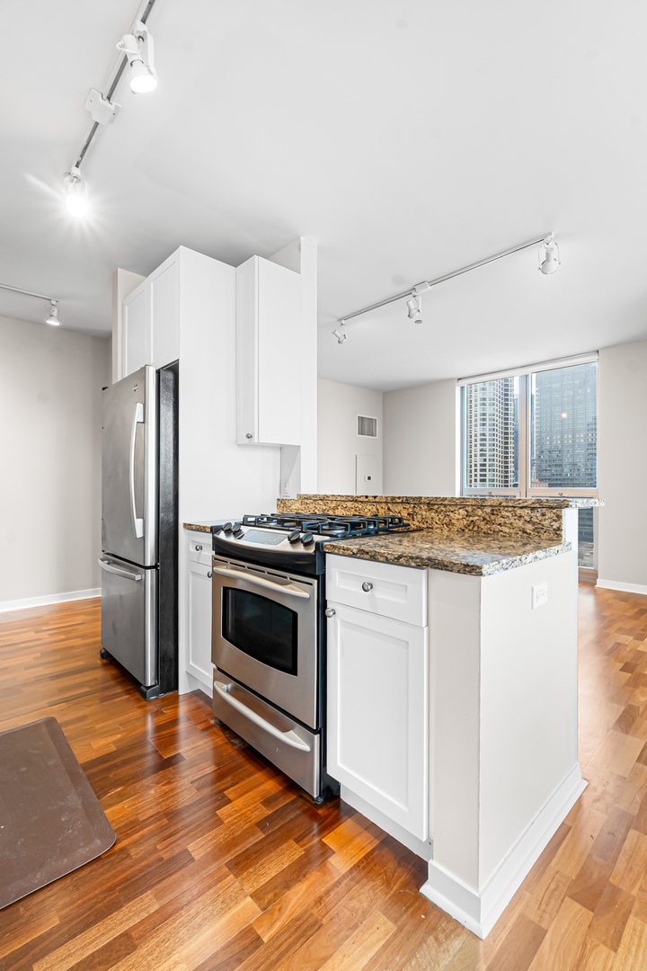 200 W GRAND Avenue Unit: 2103