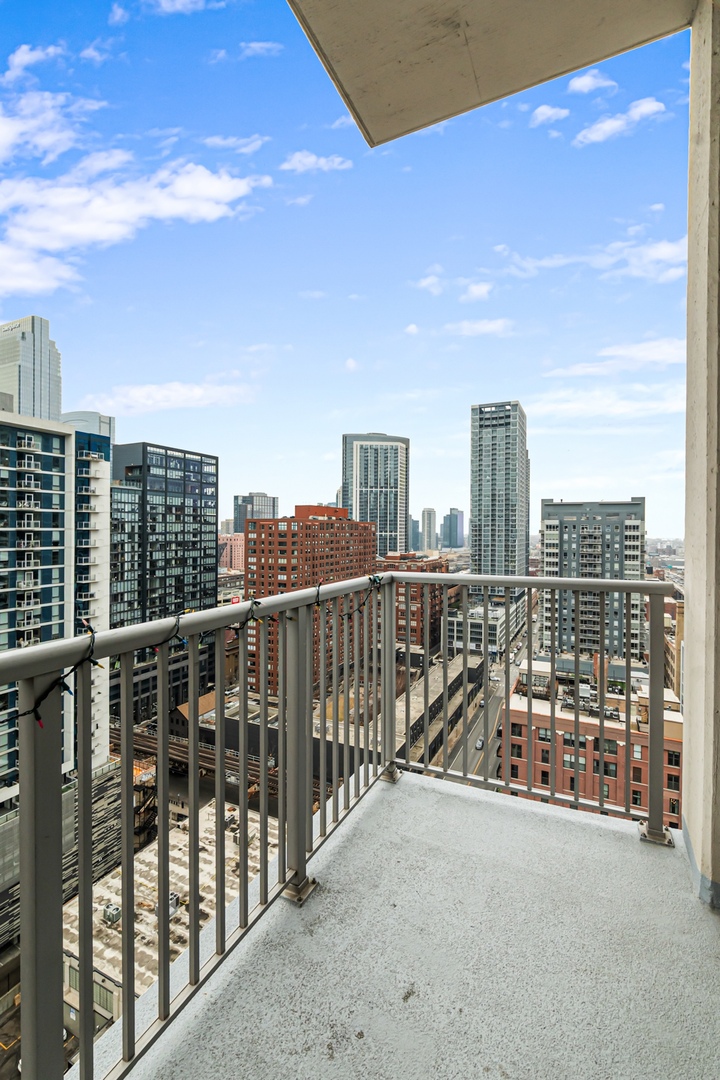 200 W GRAND Avenue Unit: 2103