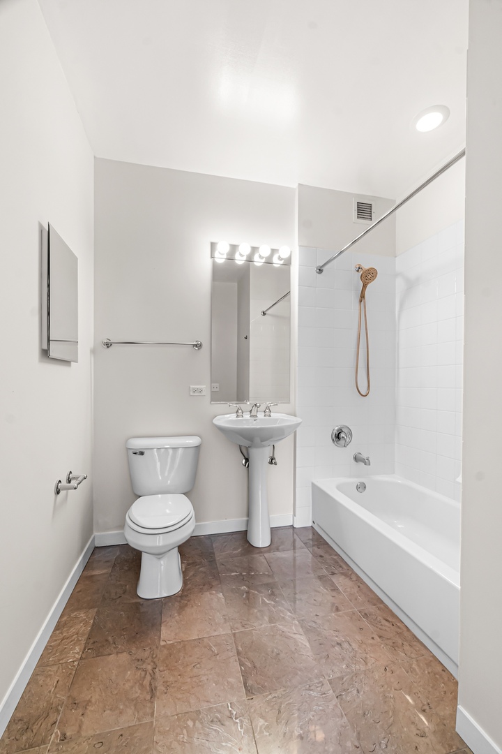 200 W GRAND Avenue Unit: 2103