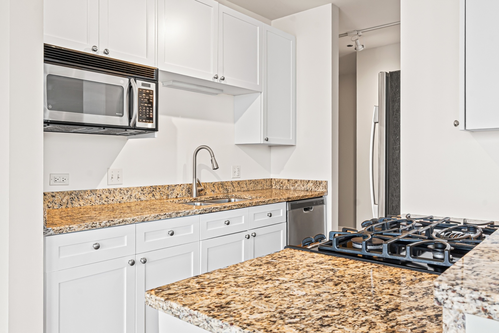 200 W GRAND Avenue Unit: 2103