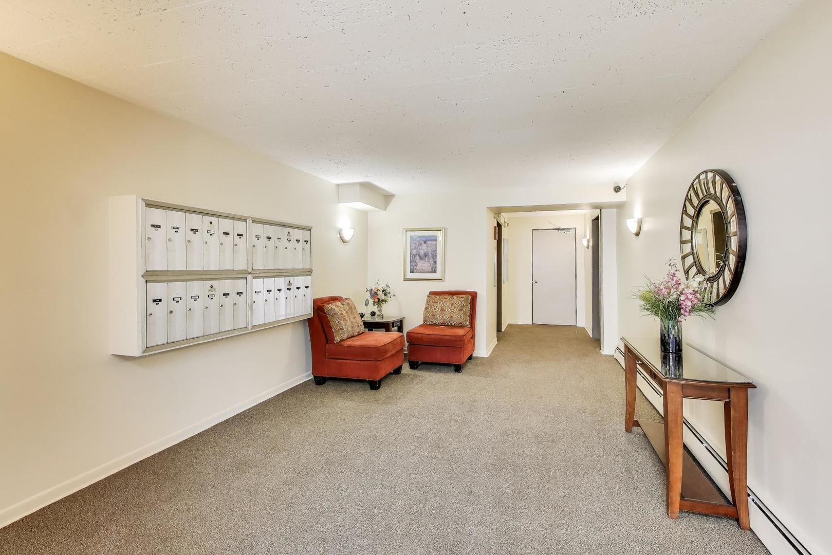 561 W Stratford Place Unit: 4F
