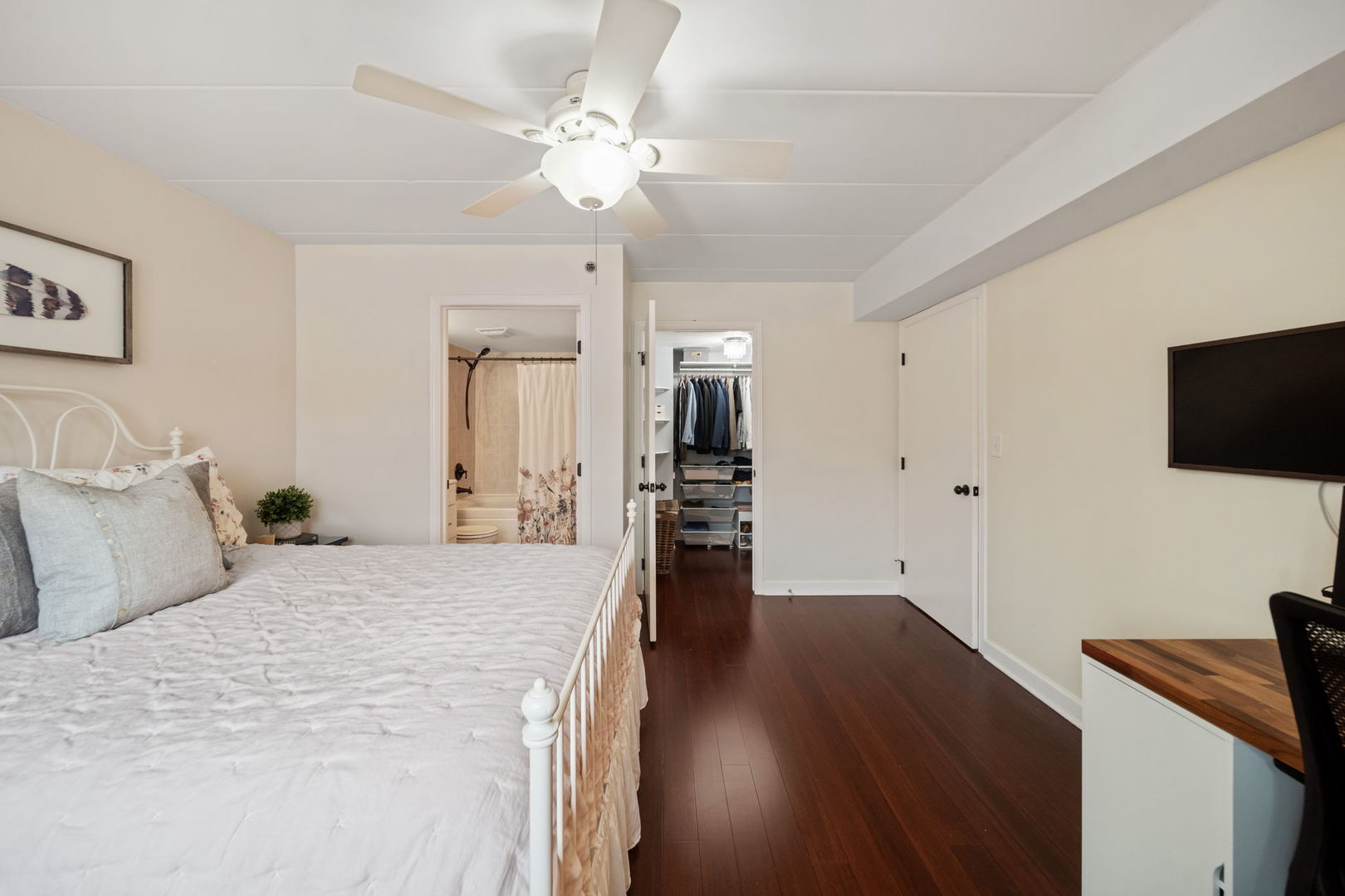 4407 Pershing Avenue Unit: 2S