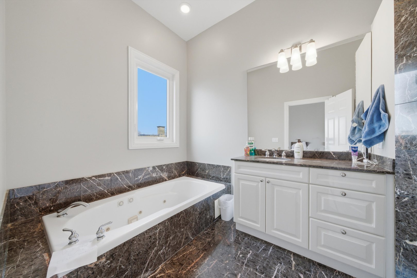 2538 W Chicago Avenue Unit: 4