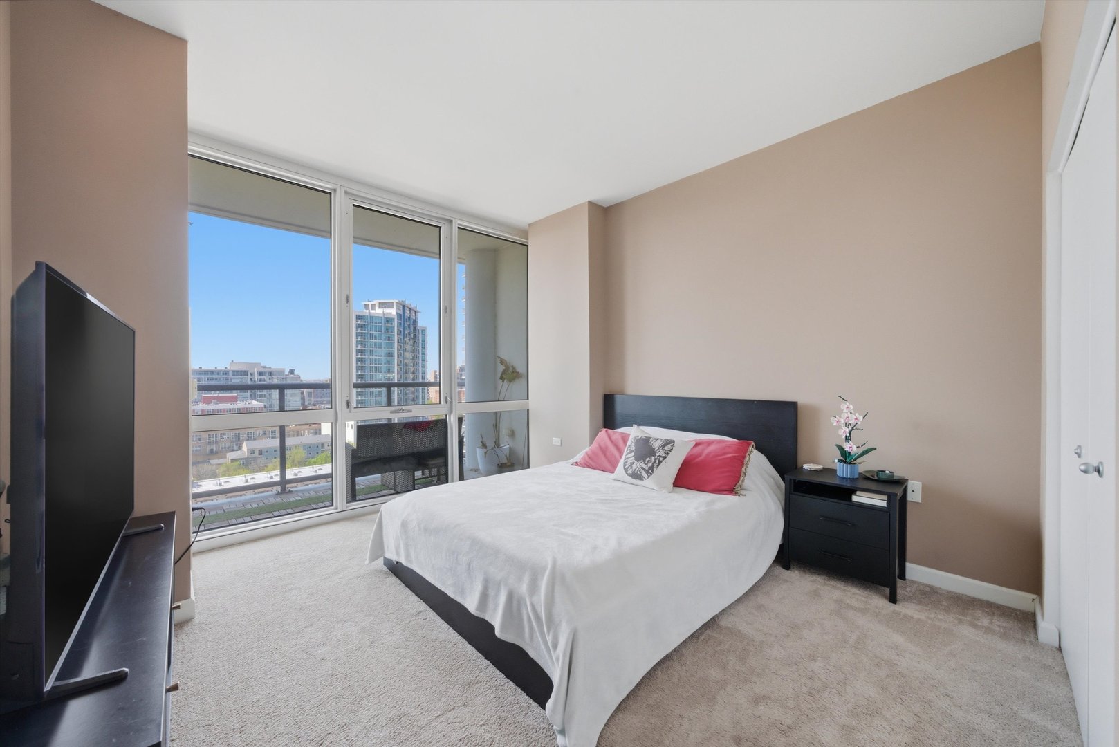 1629 S Prairie Avenue Unit: 1207
