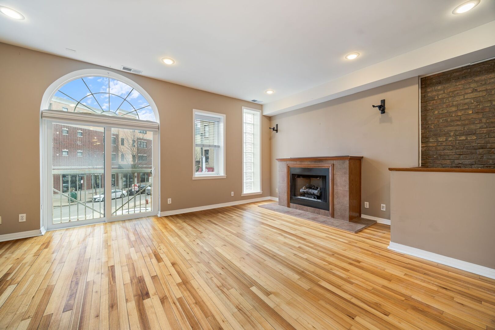 2321 N MILWAUKEE Avenue Unit: 3
