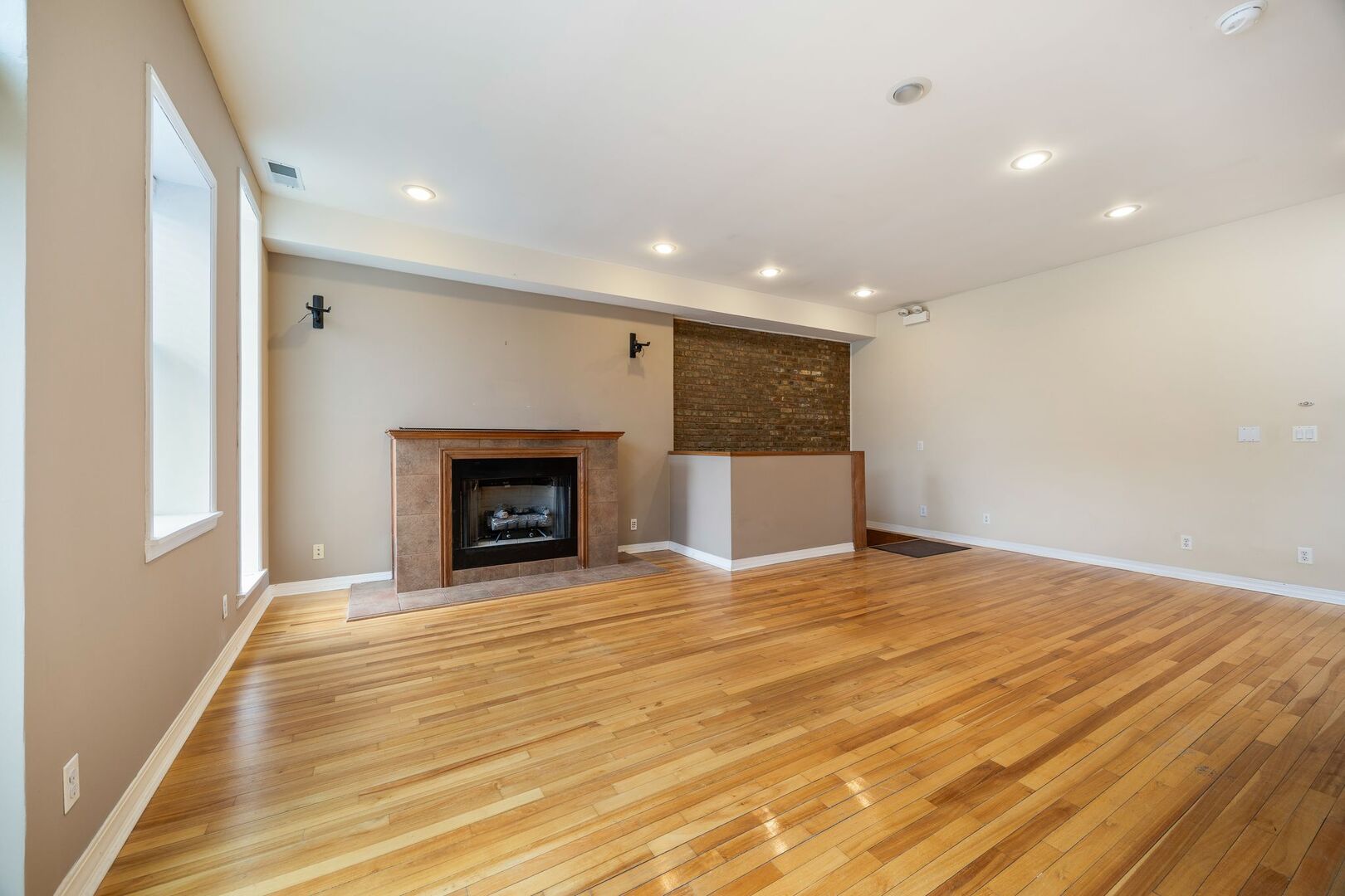 2321 N MILWAUKEE Avenue Unit: 3