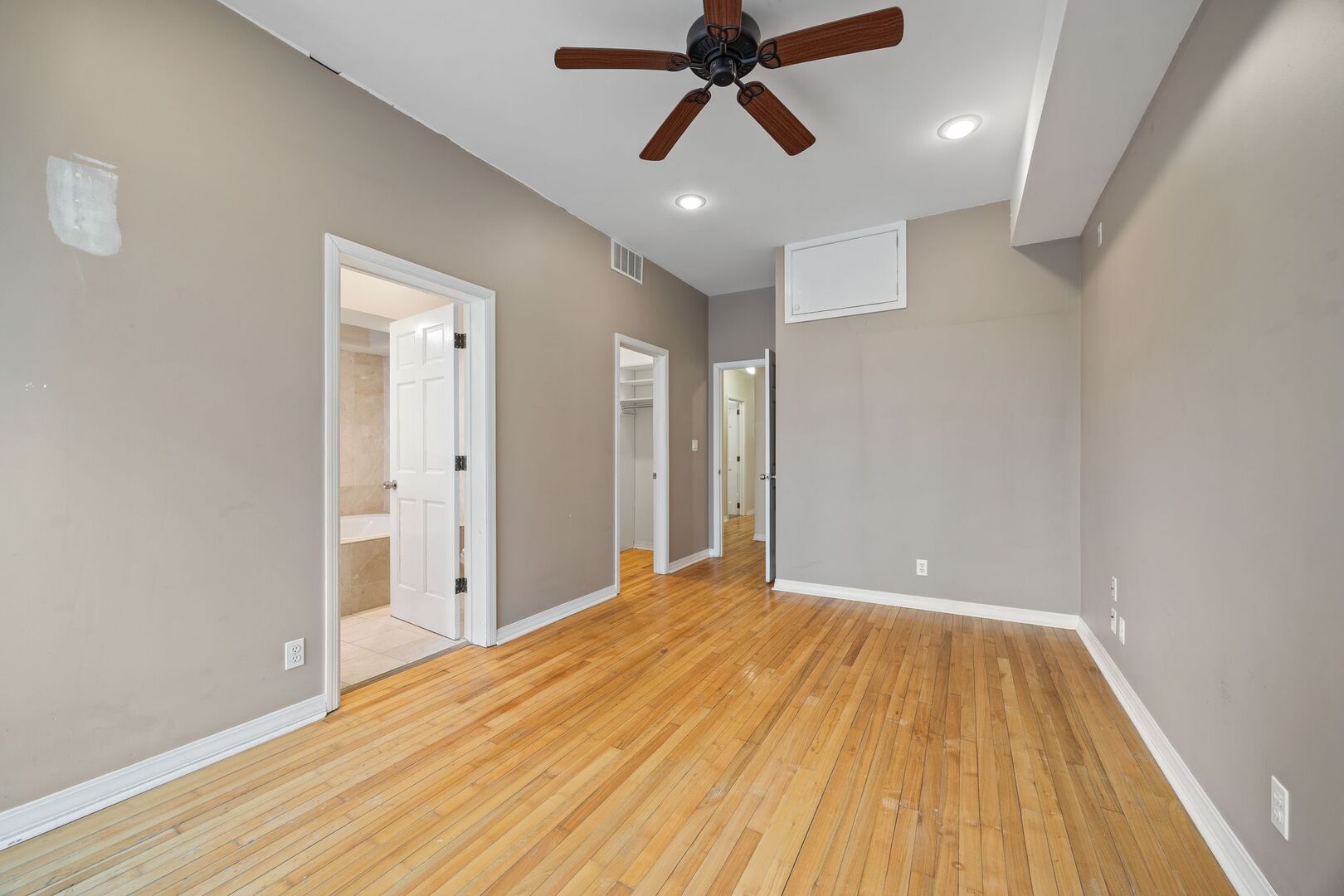 2321 N MILWAUKEE Avenue Unit: 3