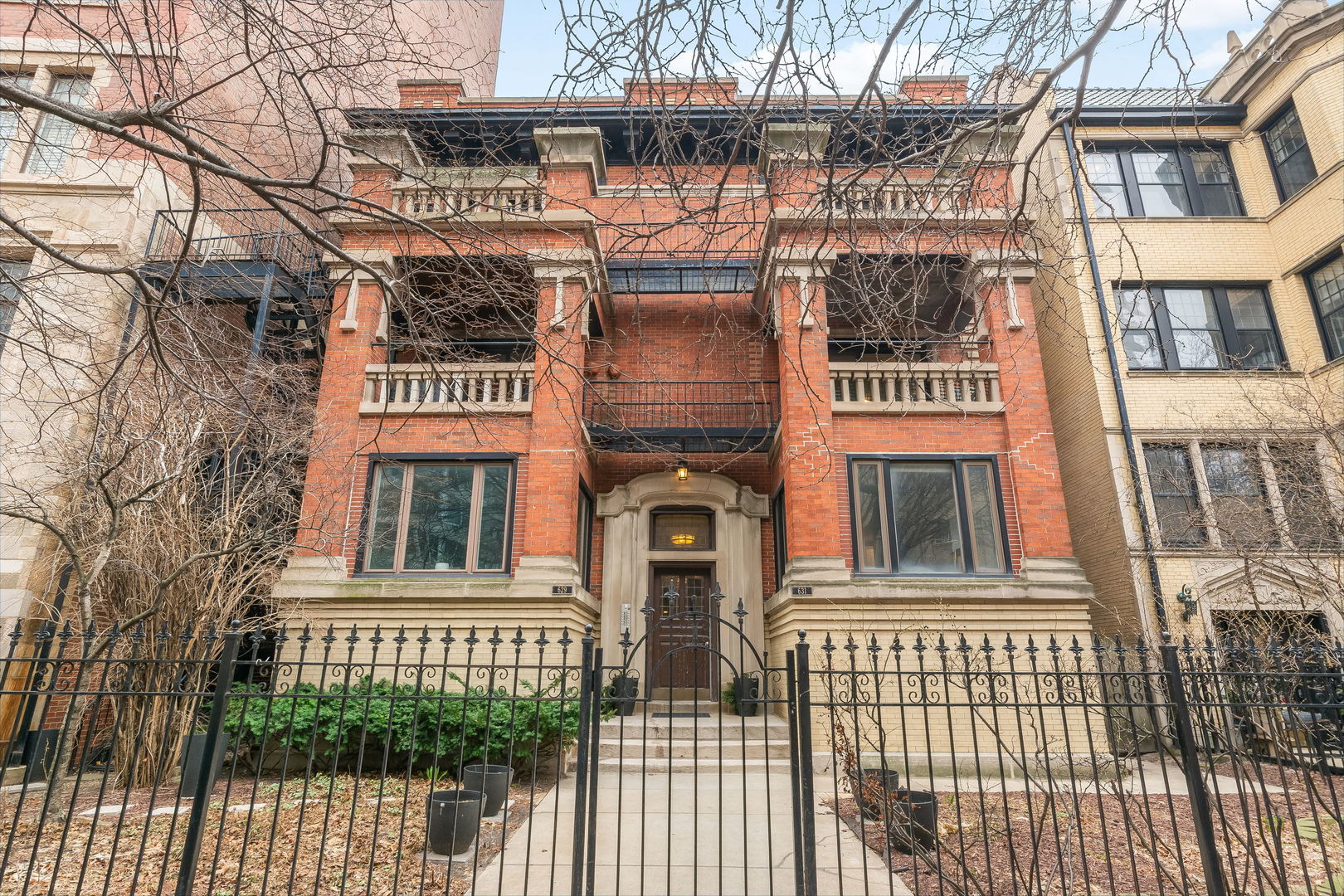 629 W Sheridan Road Unit: 1D