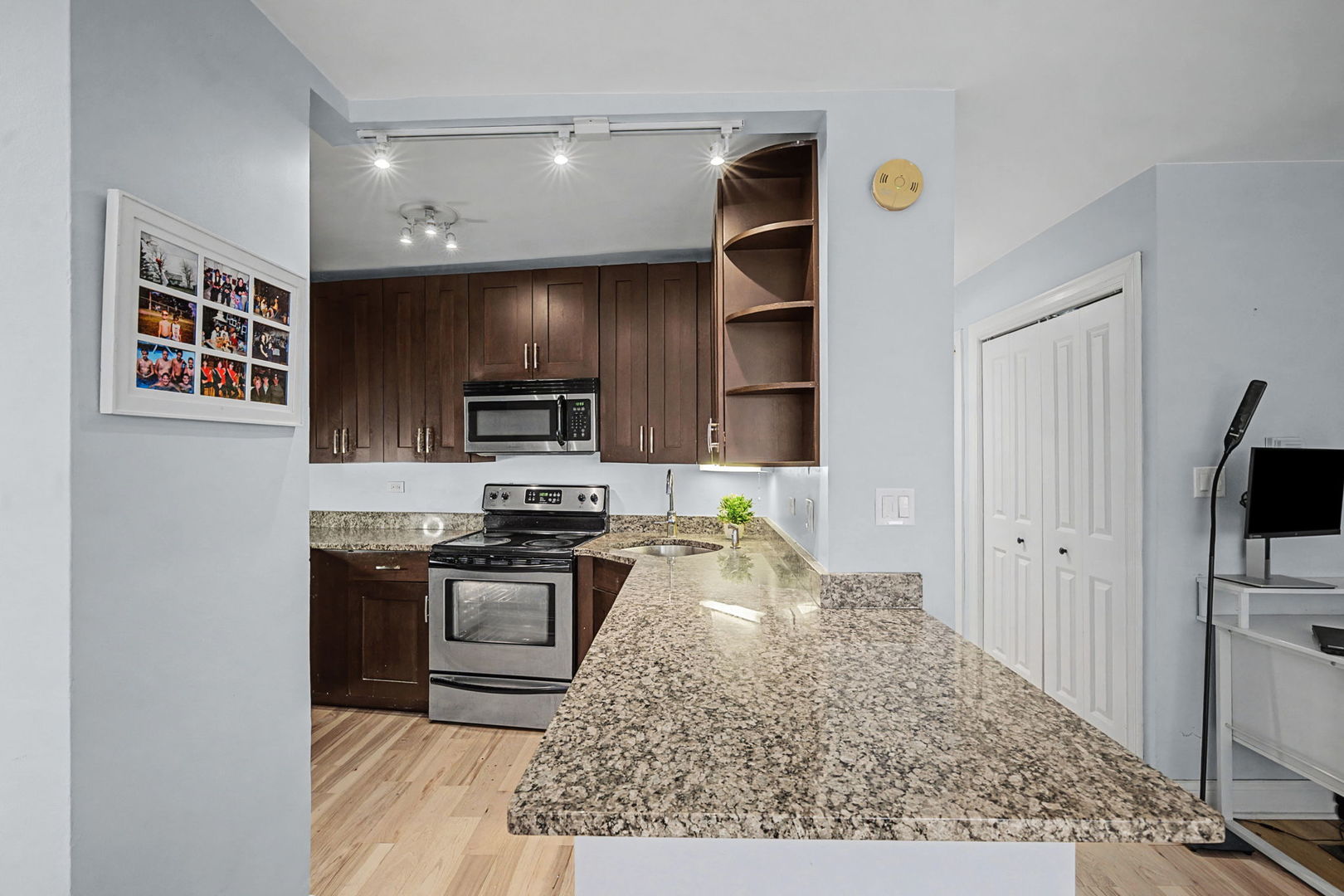 2930 N Sheridan Road Unit: 903
