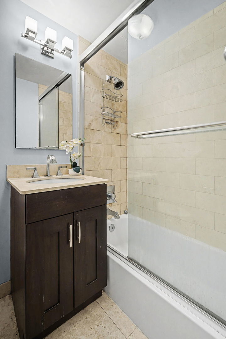 2930 N Sheridan Road Unit: 903