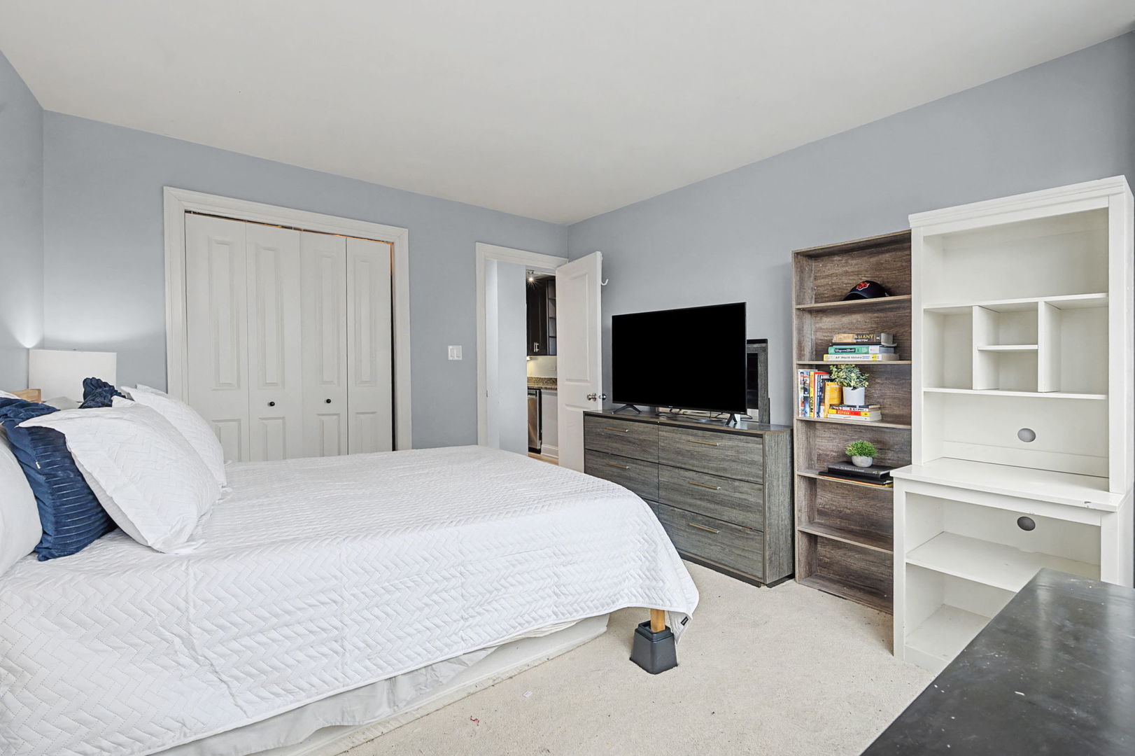 2930 N Sheridan Road Unit: 903