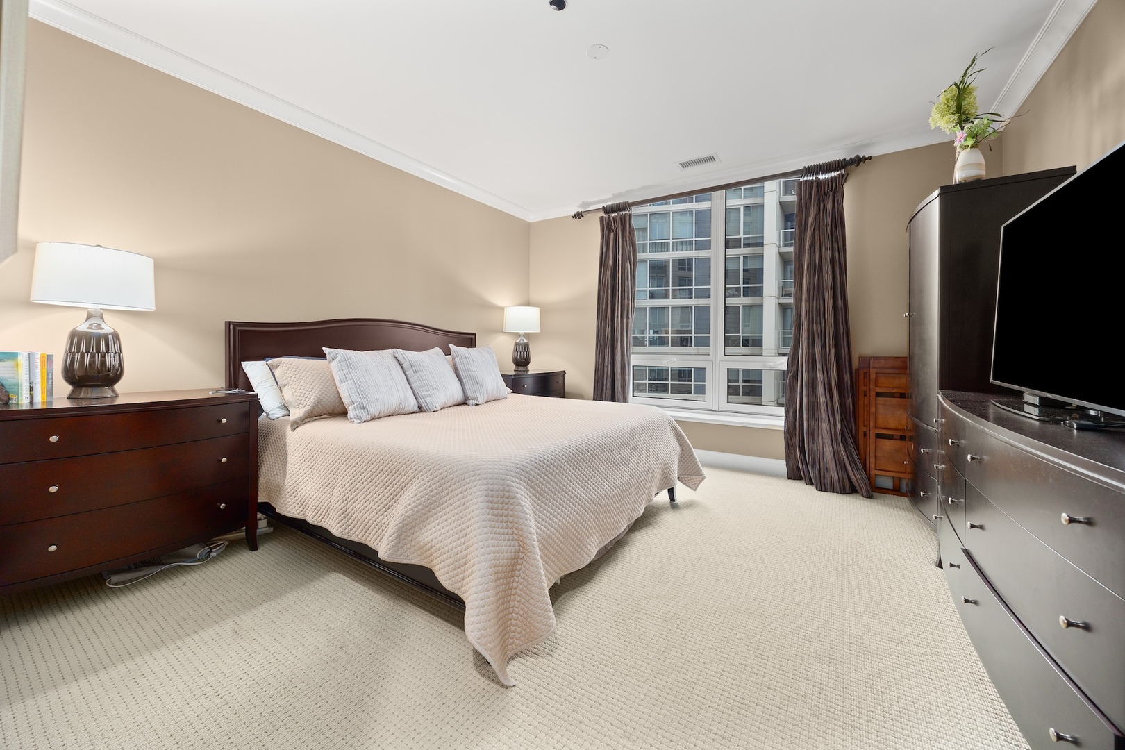 10 E Delaware Street Unit: 27E